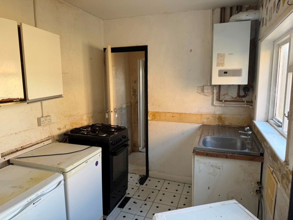 Lot: 141 - SEMI-DETACHED HOUSE FOR IMPROVEMENT - Kitchen